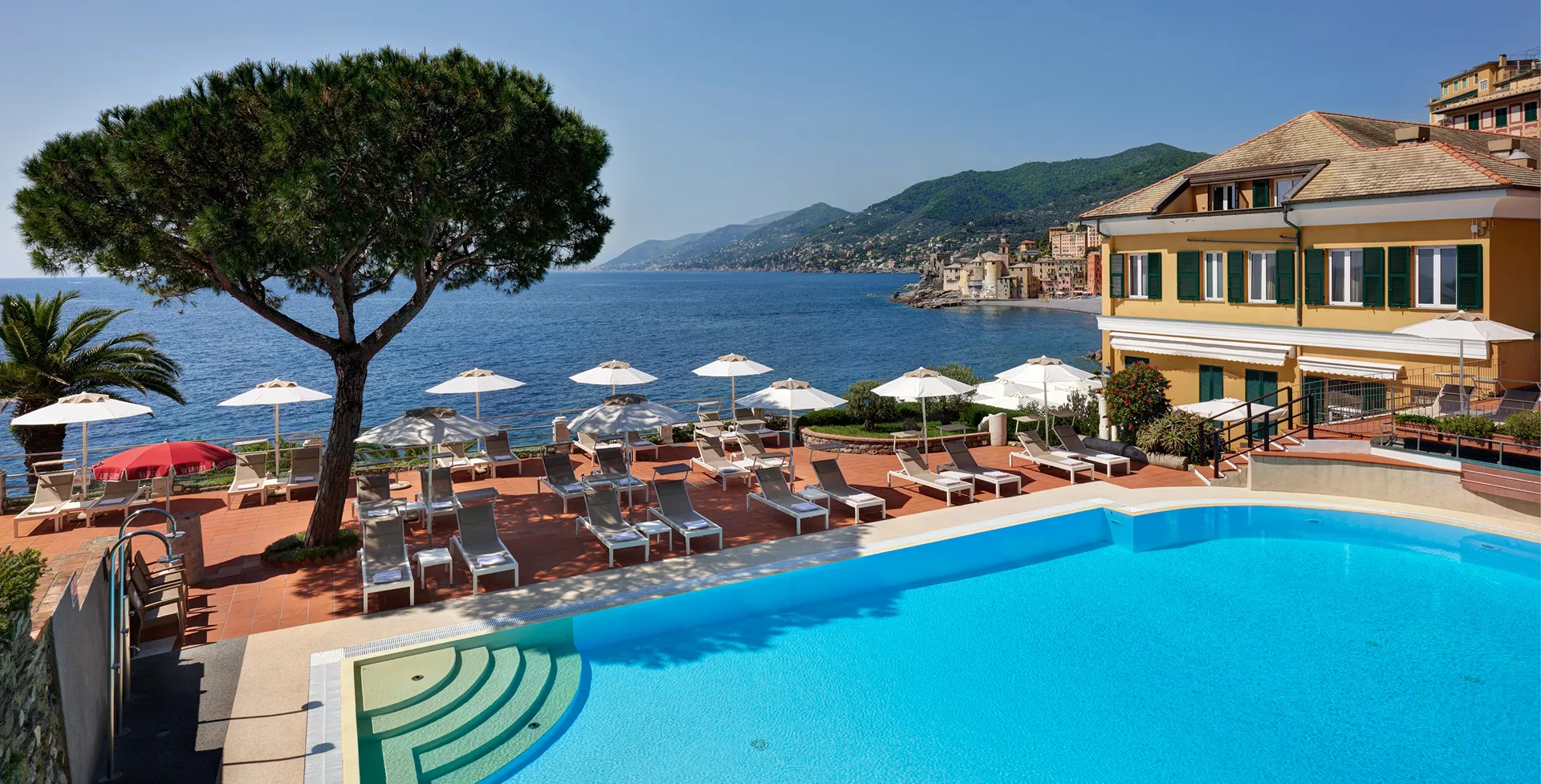 Piscina panoramica dell'Hotel Cenobio dei Dogi affacciata sul mare di Camogli