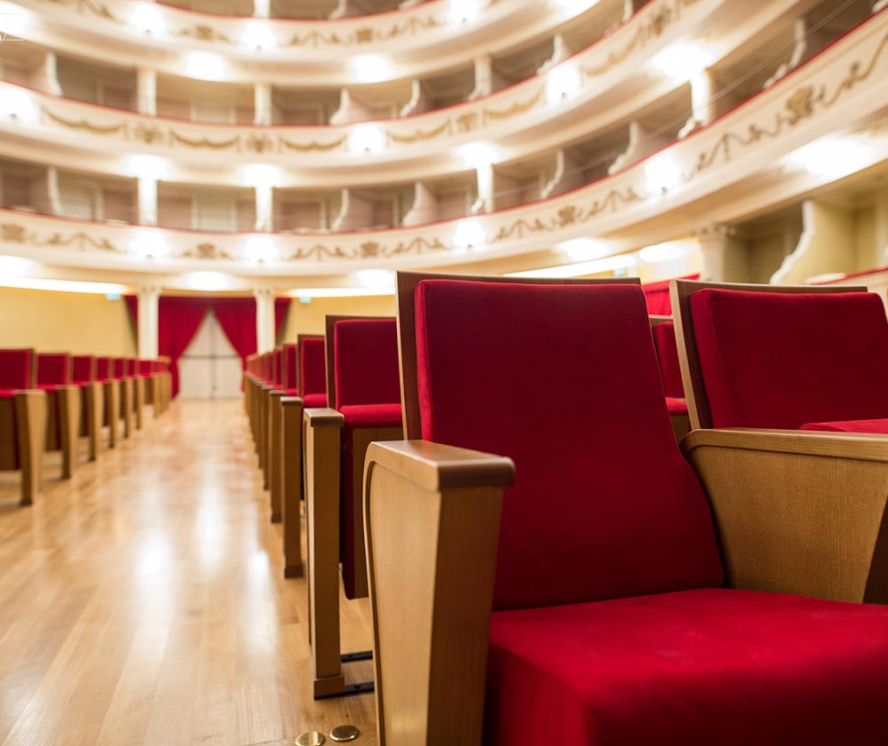 Poltrone rosse della platea del Teatro Sociale di Camogli