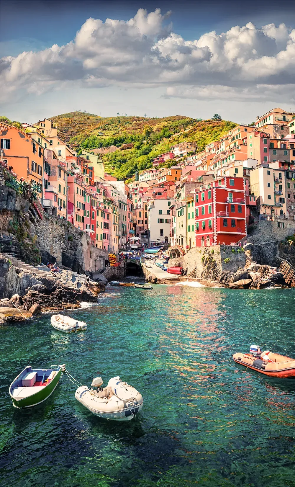 Case colorate e barche nel porticciolo di un borgo delle Cinque Terre