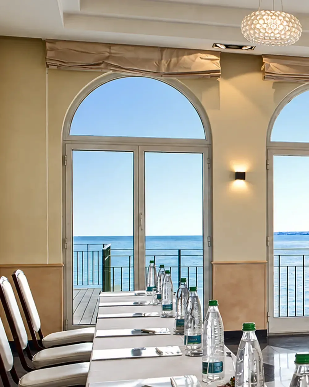 Sala Aldebaran con tavolo riunioni e vista mare