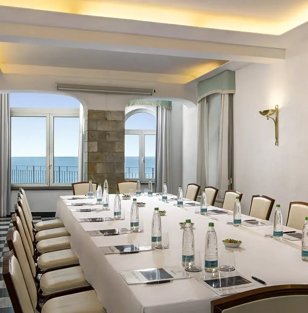 Sala Antares con tavolo imperiale per riunioni