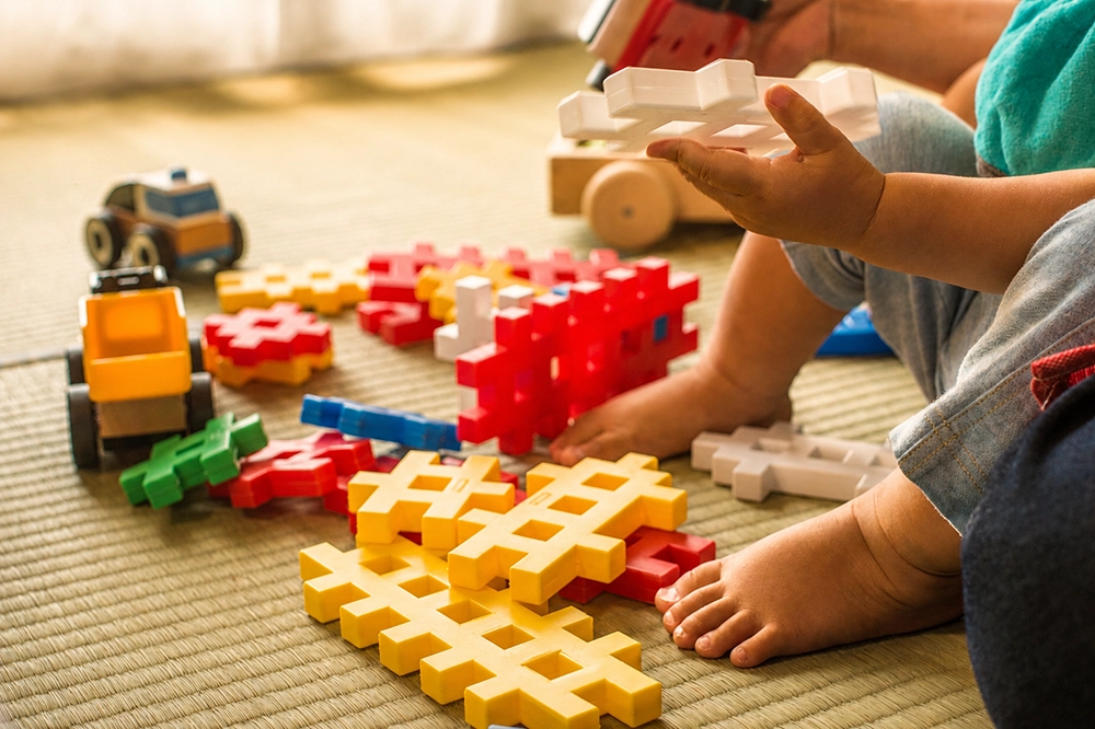 Bambino che gioca con le costruzioni durante il servizio di baby sitting