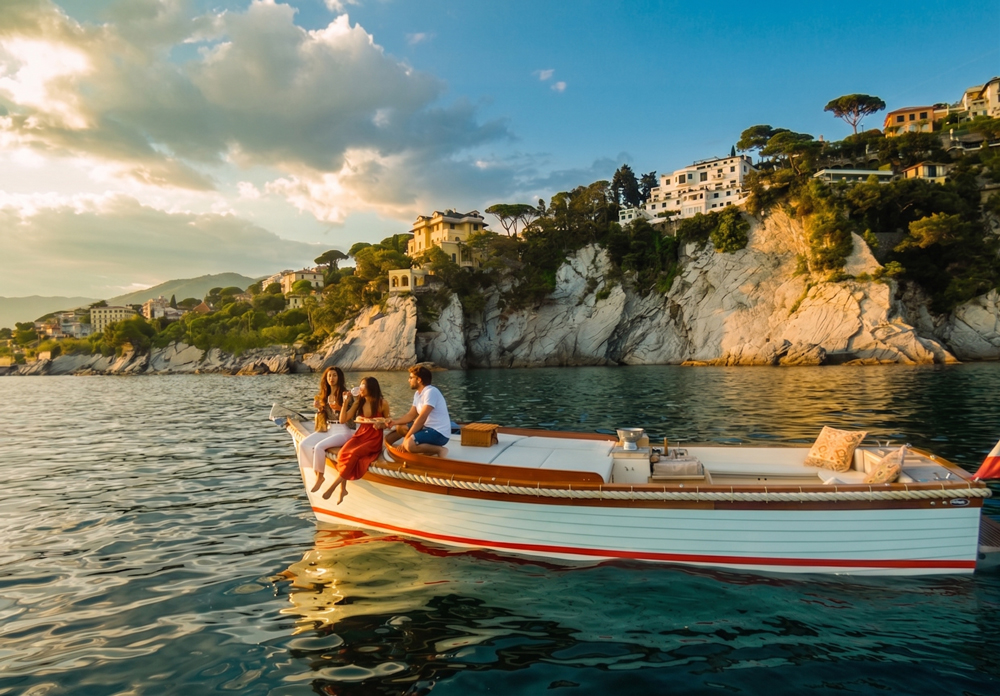 Gita in barca di legno al tramonto lungo la costa ligure
