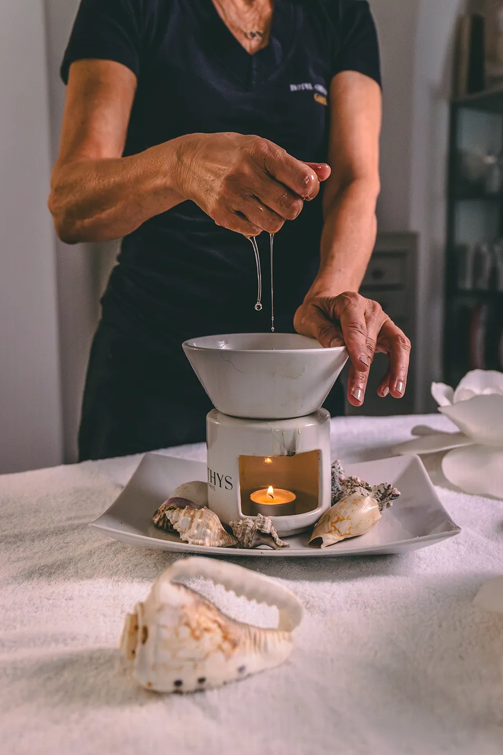 Estetista che prepara un trattamento aromaterapico al centro estetico