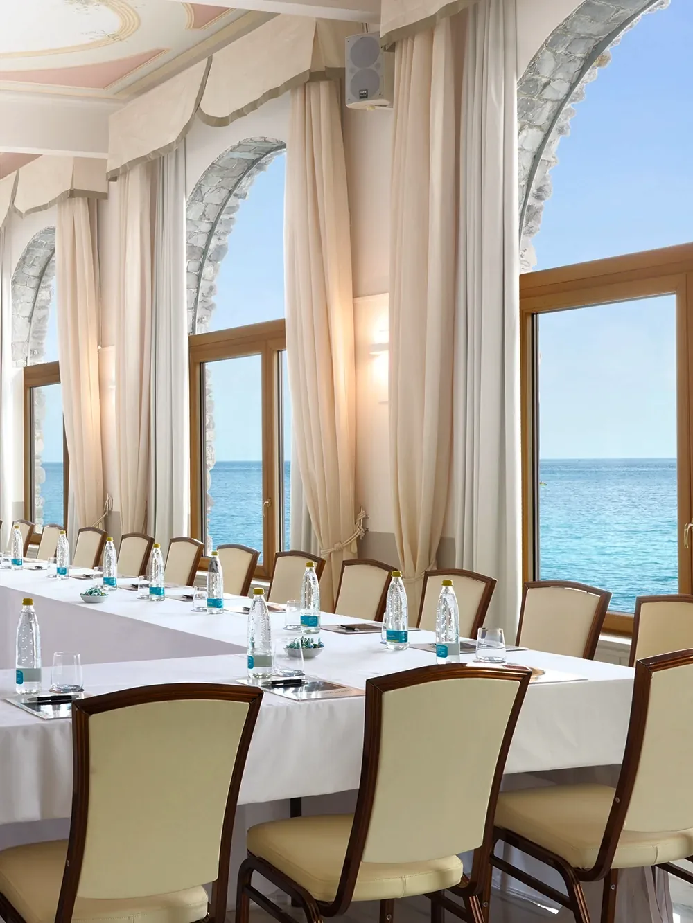 Sala meeting allestita con vista sul mare
