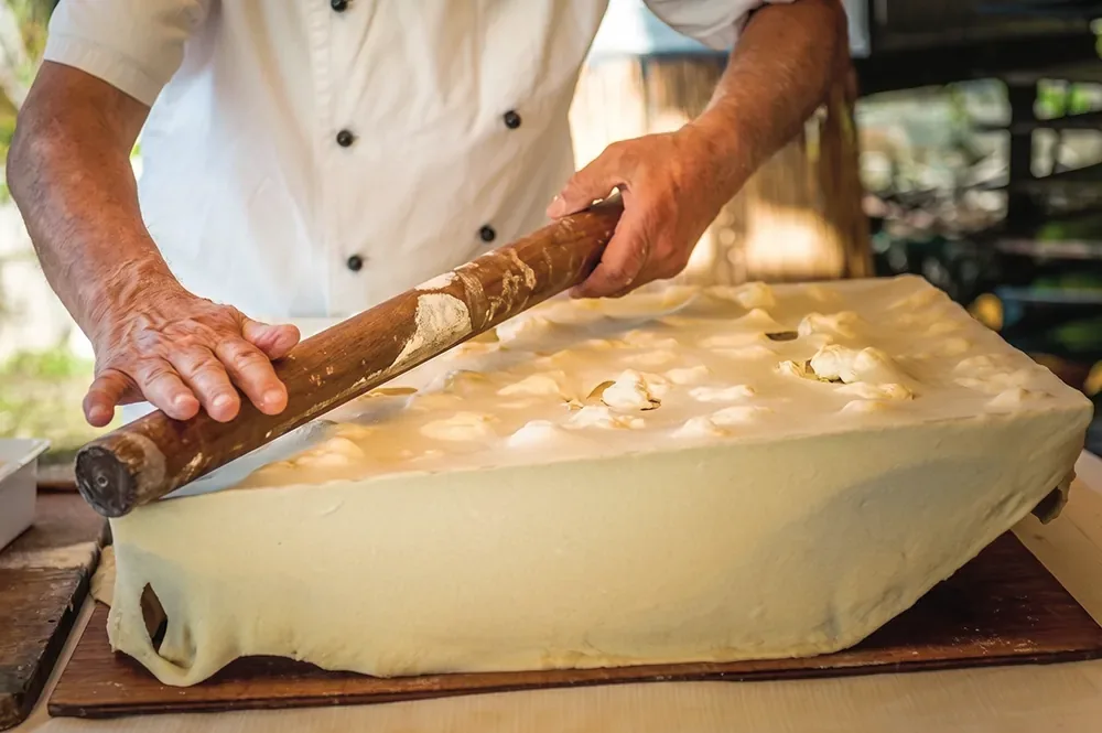 Preparazione della focaccia al formaggio di Recco durante la cooking class