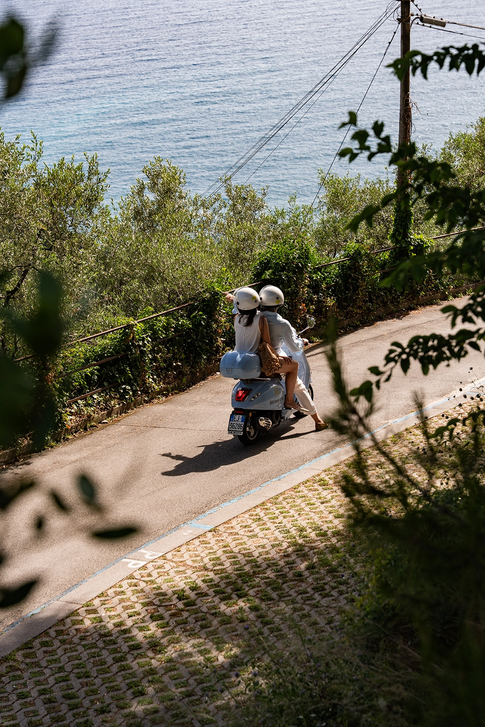 Coppia in scooter sulla strada panoramica di Camogli