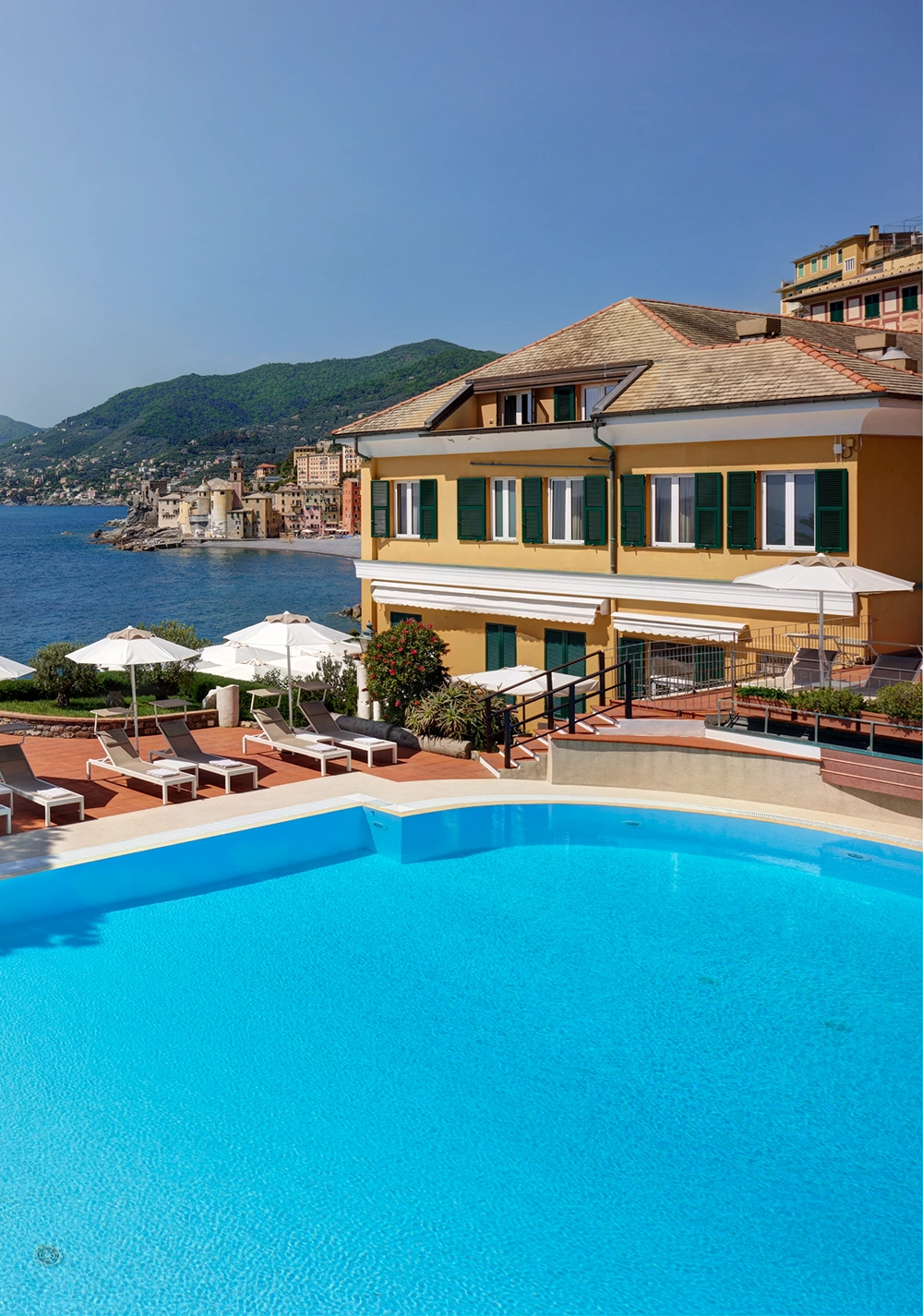 Piscina e facciata dell'Hotel Cenobio dei Dogi sul Golfo Paradiso