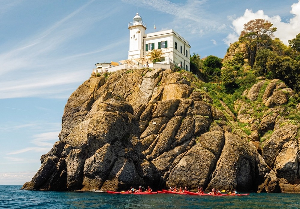 Kayak sotto il faro di Punta Portofino