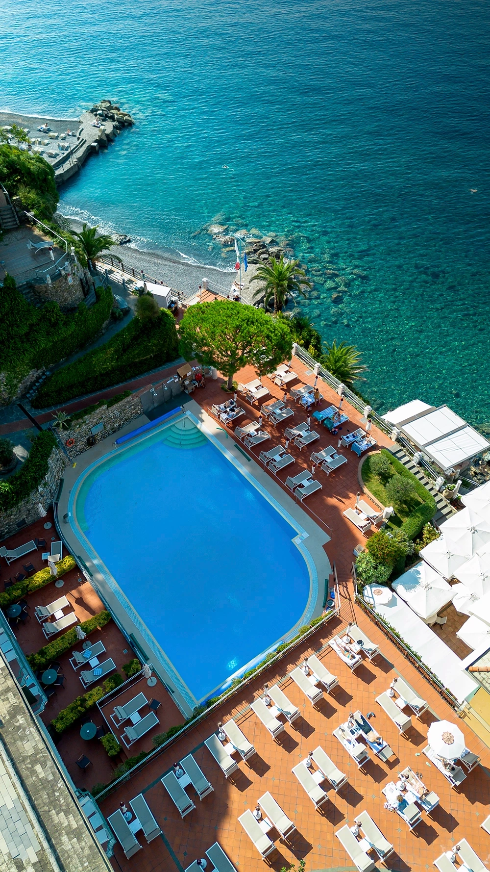 Vista dall'alto della piscina dell'hotel sul mare di Camogli