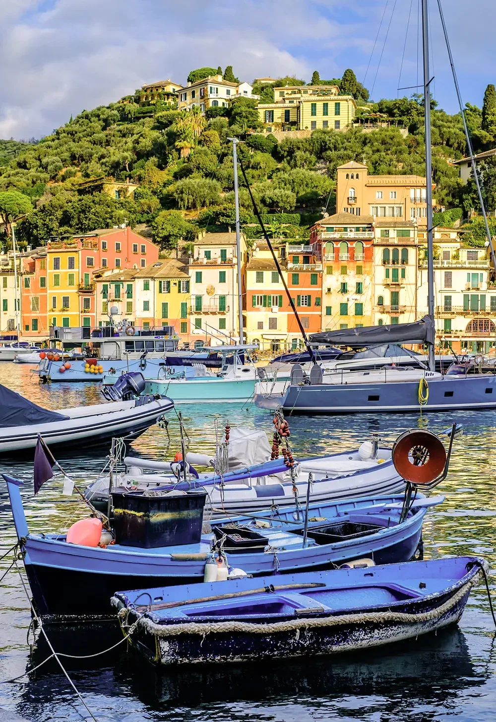 Barche nel porto di Portofino con le case colorate