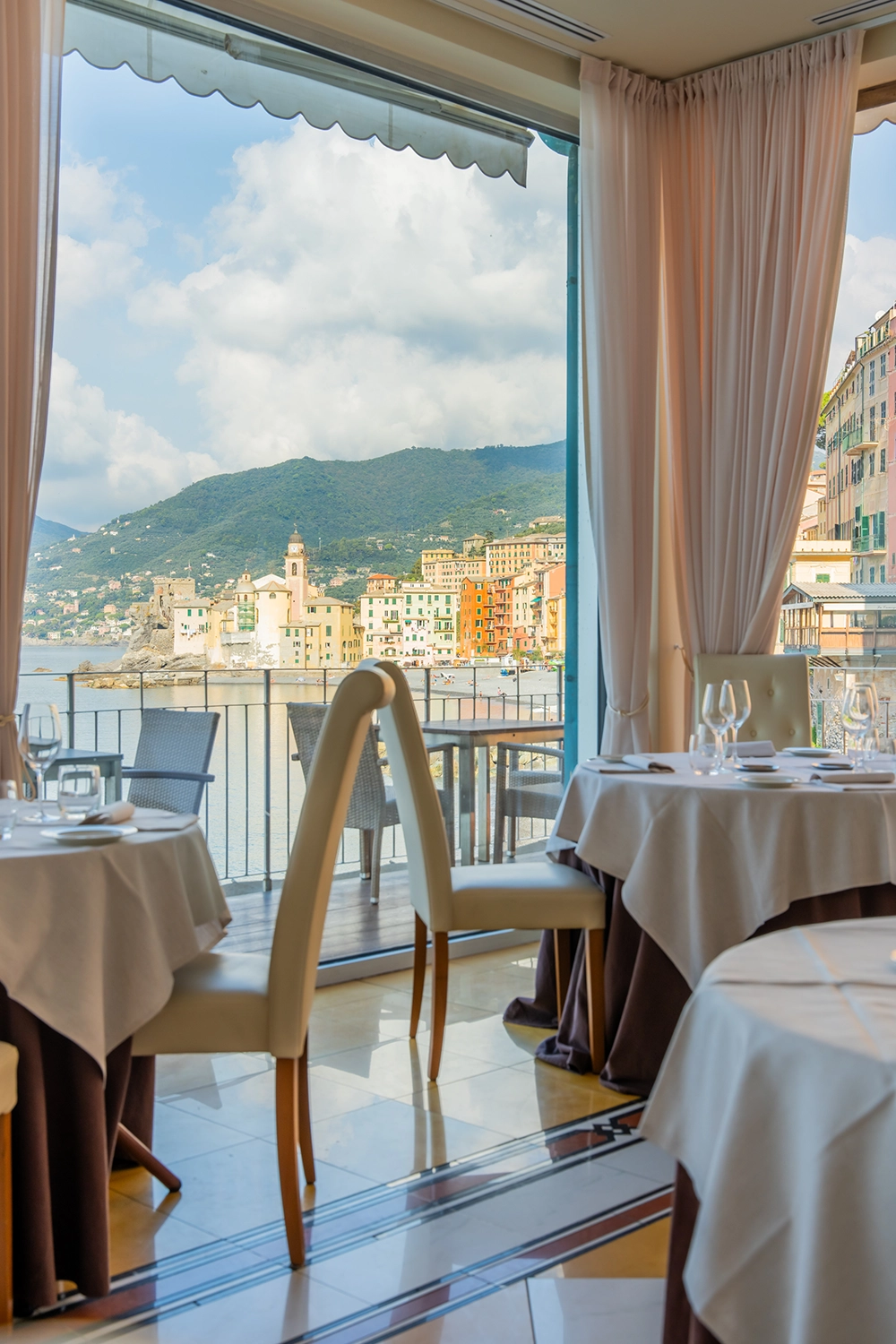Sala del Ristorante Il Doge con vetrate affacciate sul mare