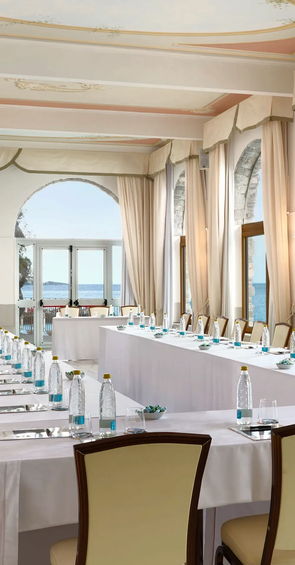 Sala Cassiopea con tavoli e vetrate affacciate sul mare