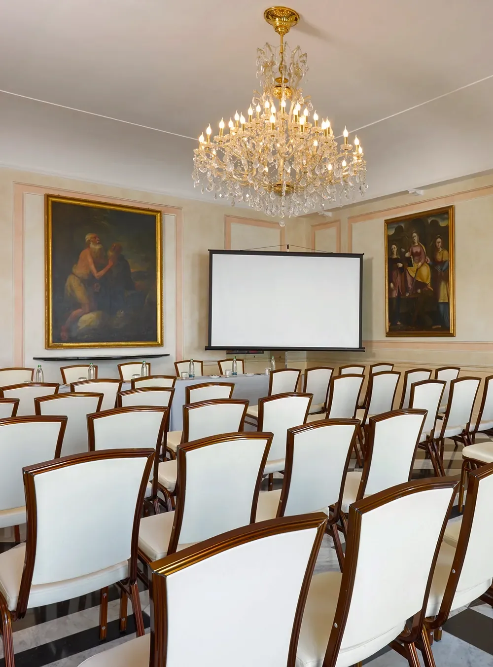 Sala Dogi con dipinti, lampadario e schermo per proiezioni