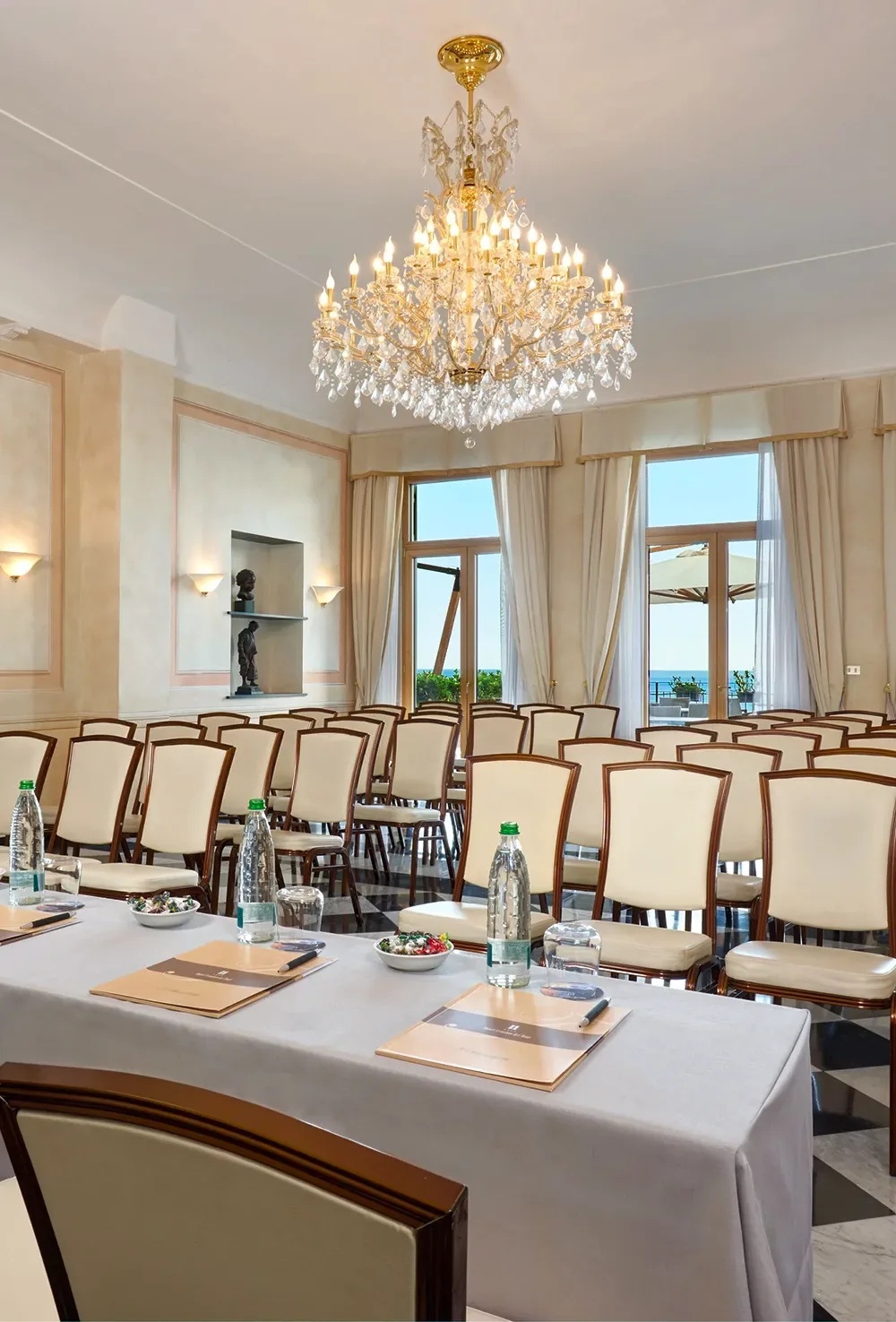 Sala Dogi con lampadario di cristallo allestita per una riunione