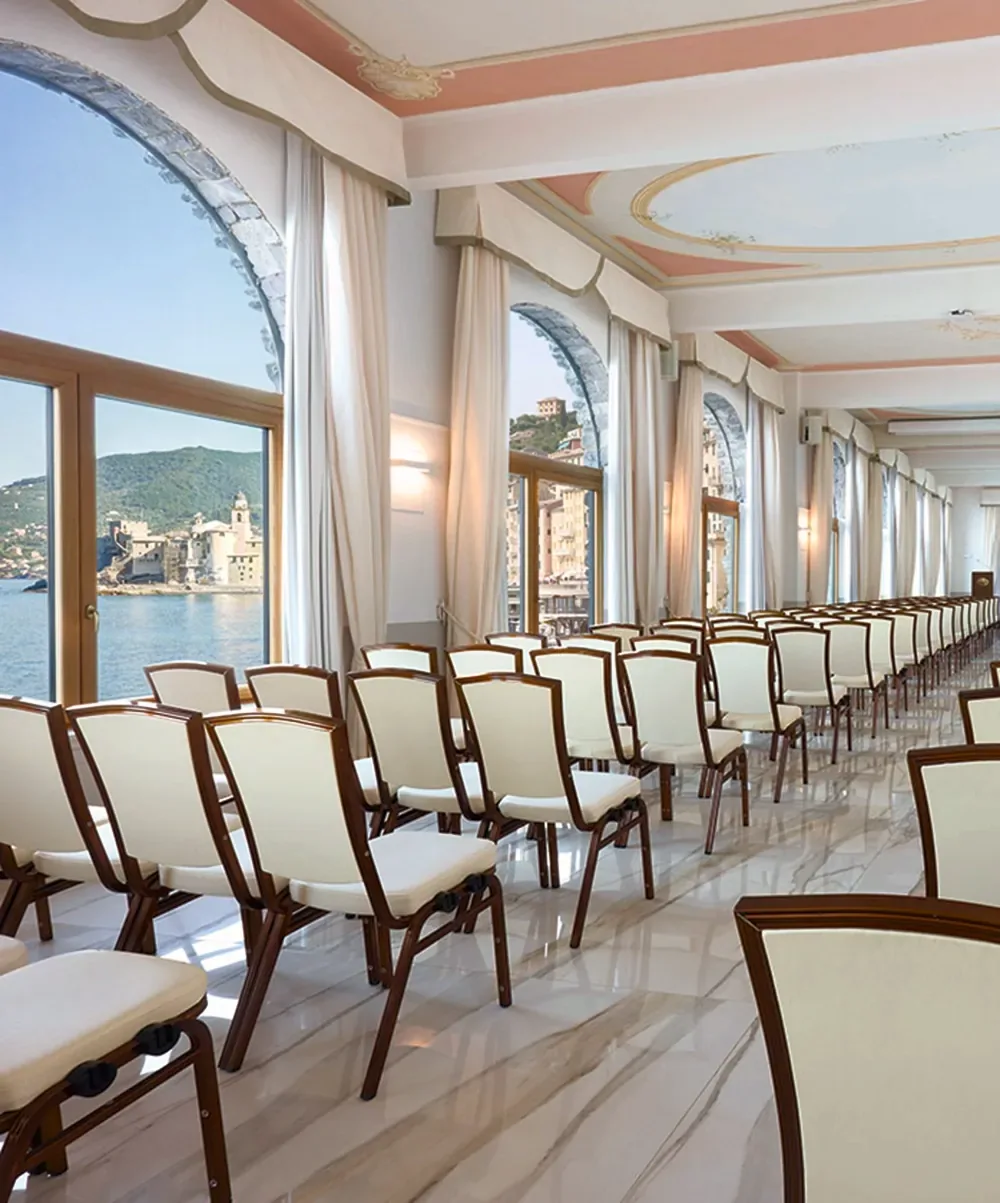 Salone a Mare allestito a platea con finestre ad arco sul mare