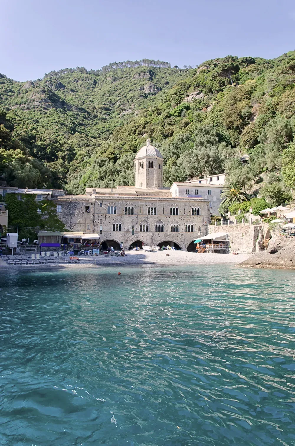 Abbazia di San Fruttuoso affacciata sulla sua baia