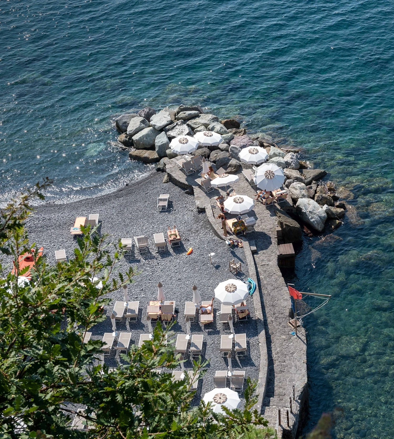 Spiaggia privata dell'Hotel Cenobio dei Dogi vista dall'alto, con ombrelloni sul molo