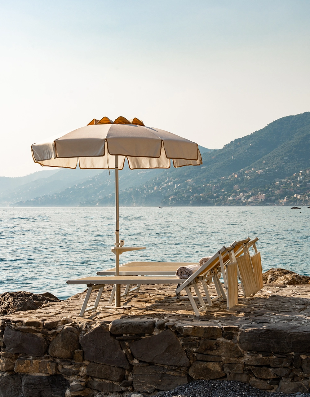 Ombrellone e lettini sugli scogli davanti al Golfo Paradiso