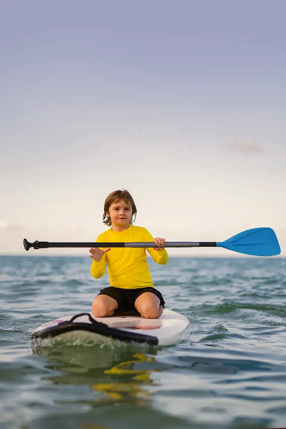 Bambino in canoa sul SUP nel mare di Camogli