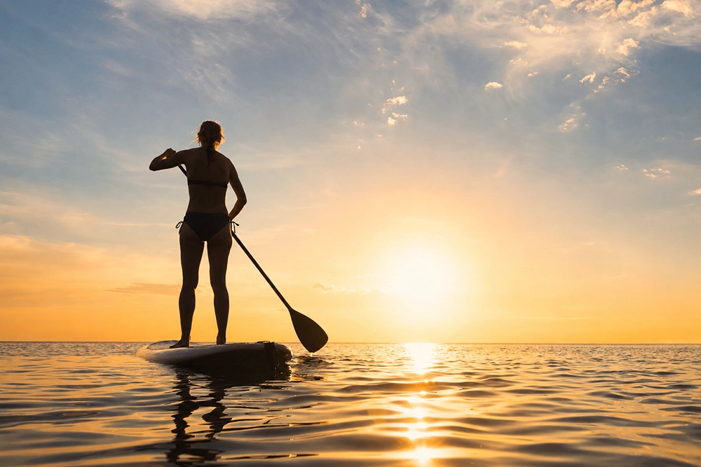 Stand up paddle al tramonto sul mare