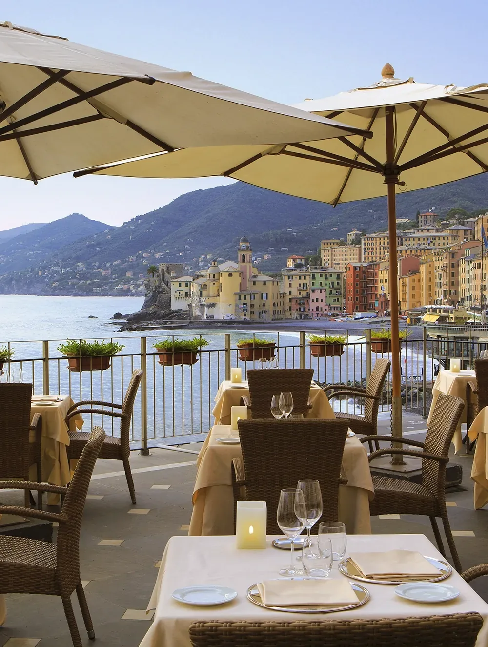 Ristorante La Terrazza Giulia con ombrelloni affacciato su Camogli