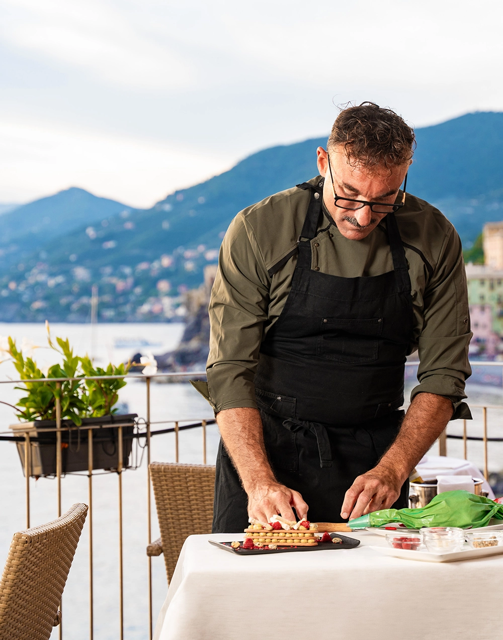 Chef che prepara un piatto sulla terrazza del Ristorante La Terrazza Giulia